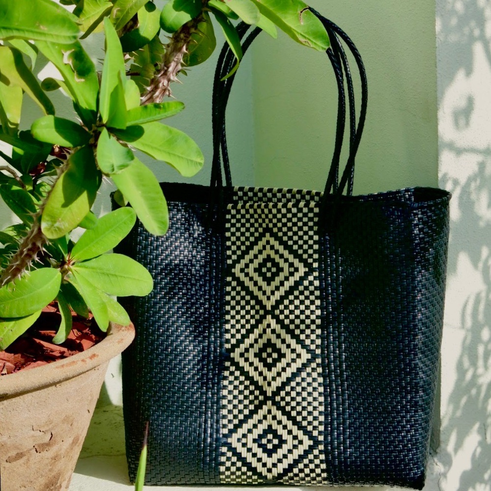 NWOT HANDWOVEN & SUSTAINABLE MEDIUM SIZE BLACK/IVORY TOTE BAG, UPCYCLED MEXICAN - Picture 2 of 4